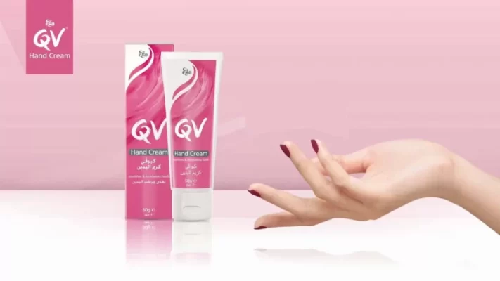  Qv Hand كريم اليدين ايجو كيو في بمعامل الحماية من الشمس يغذي اليدين ويحميها من علامات الشيخوخة مثل بقع الشمس والتصبغ والتجاعيد.